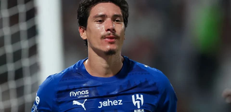 Jugador de Al Hilal en uniforme azul durante partido
