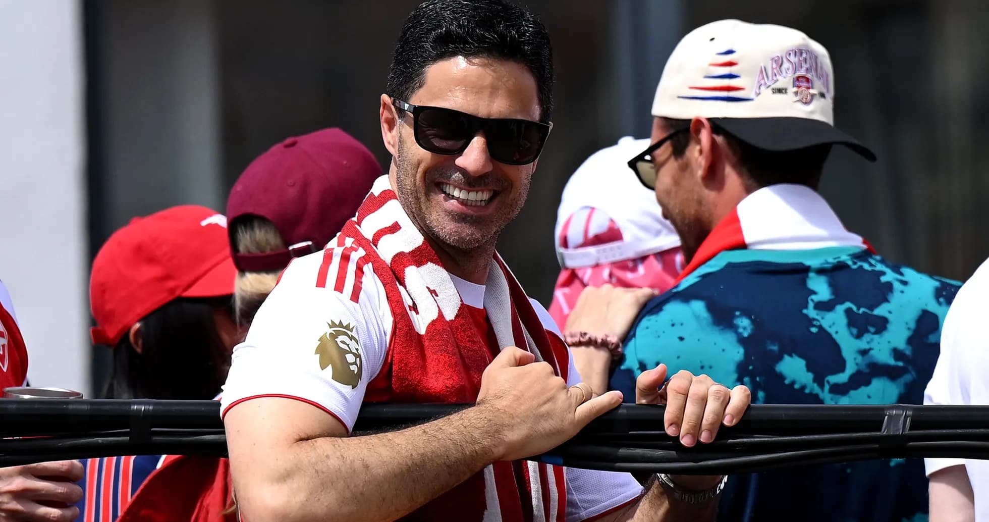 Hombre con gafas de sol y bufanda en celebración
