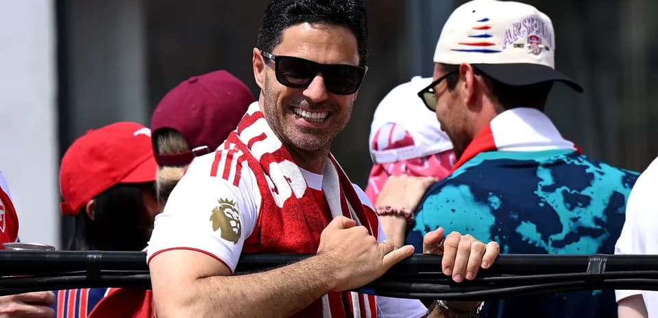 Hombre con gafas de sol y bufanda en celebración