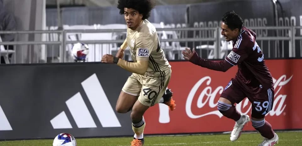 Jugador corriendo durante el partido de fútbol