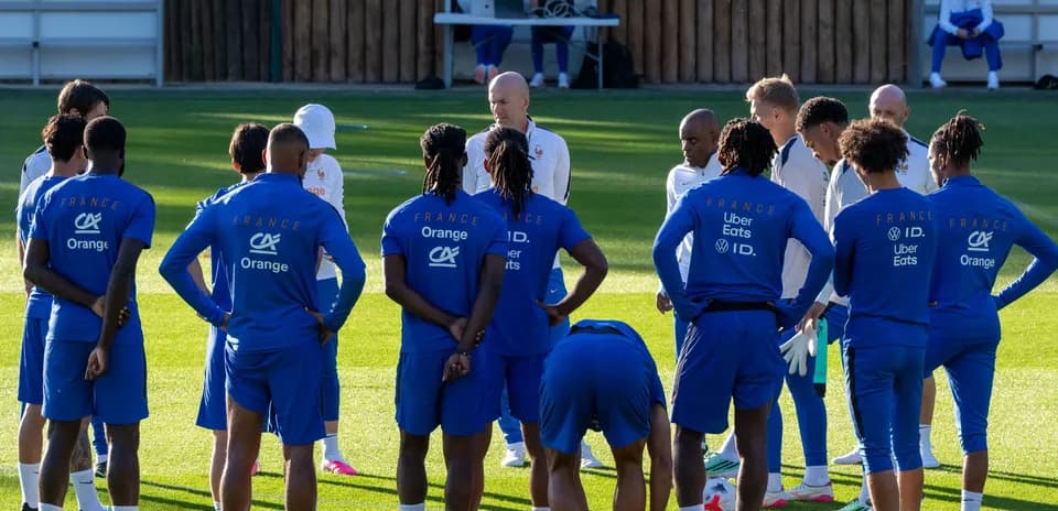 Jugadores de Francia en entrenamiento con el entrenador