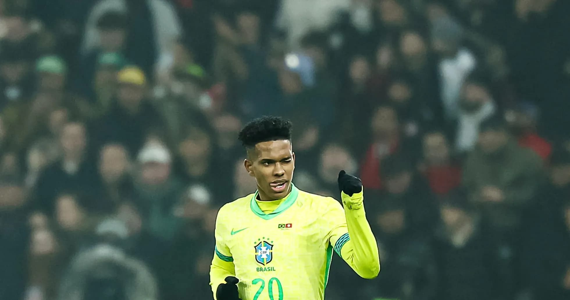 Jugador brasileño celebrando en partido de fútbol