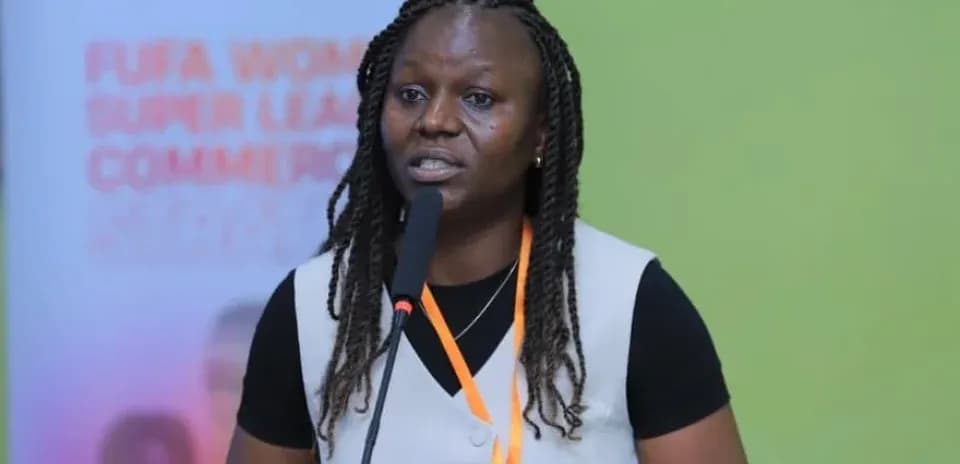 Mujer hablando en conferencia sobre la liga femenina