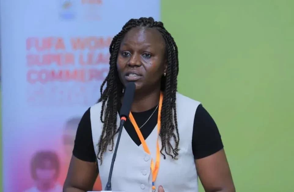 Mujer hablando en conferencia sobre la liga femenina