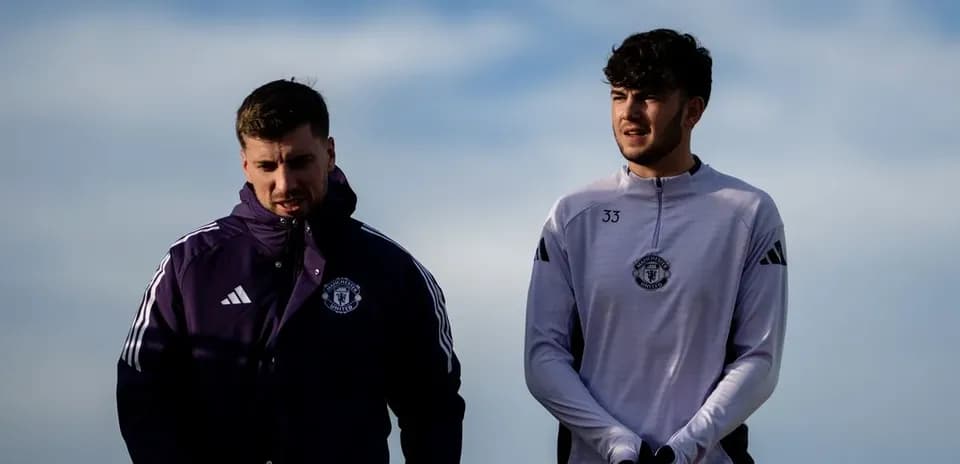 Jugadores de Manchester United caminando juntos en entrenamiento