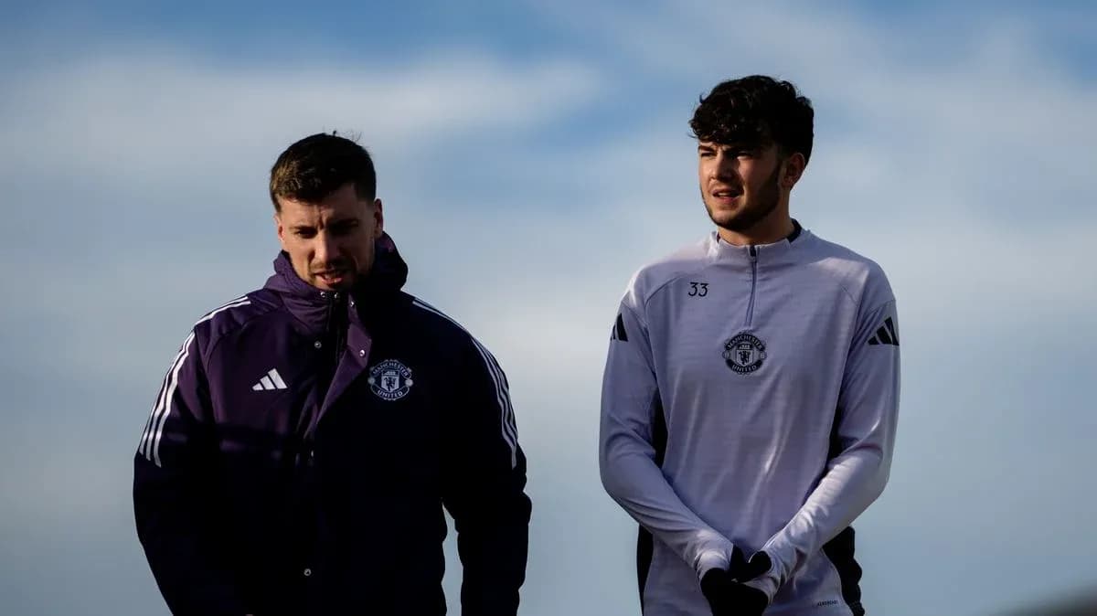 Jugadores de Manchester United caminando juntos en entrenamiento