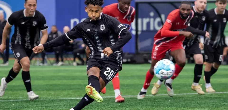 Jugador del Indy Eleven ejecutando un penalti