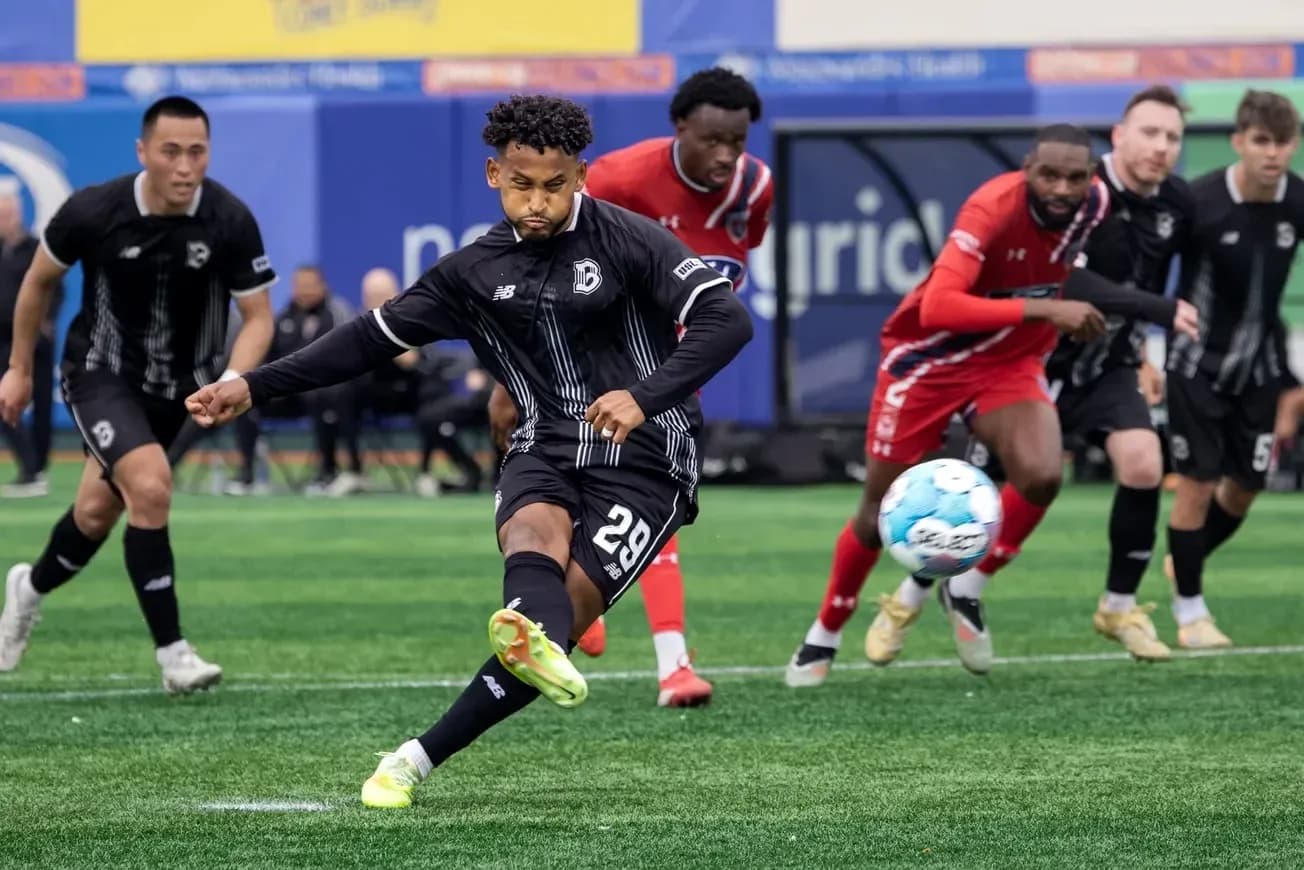 Jugador del Indy Eleven ejecutando un penalti