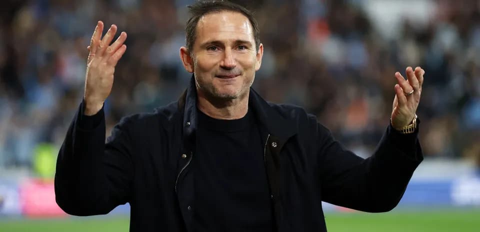 Entrenador gesticulando en el banquillo durante el partido