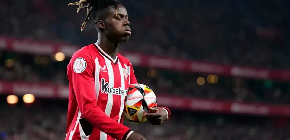 Jugador sosteniendo el balón en el campo