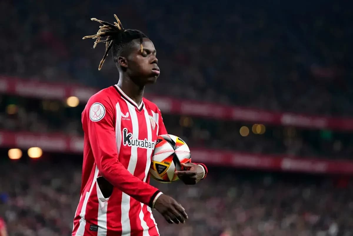 Jugador sosteniendo el balón en el campo