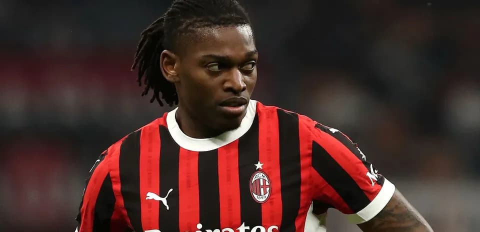 Jugador de AC Milan con camiseta roja y negra