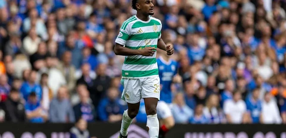 Jugador de Celtic corriendo en el estadio lleno