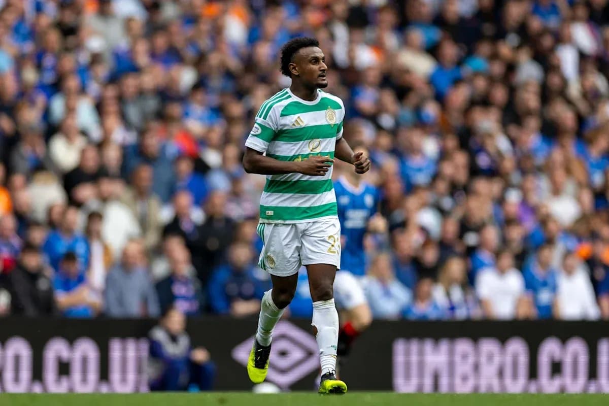 Jugador de Celtic corriendo en el estadio lleno