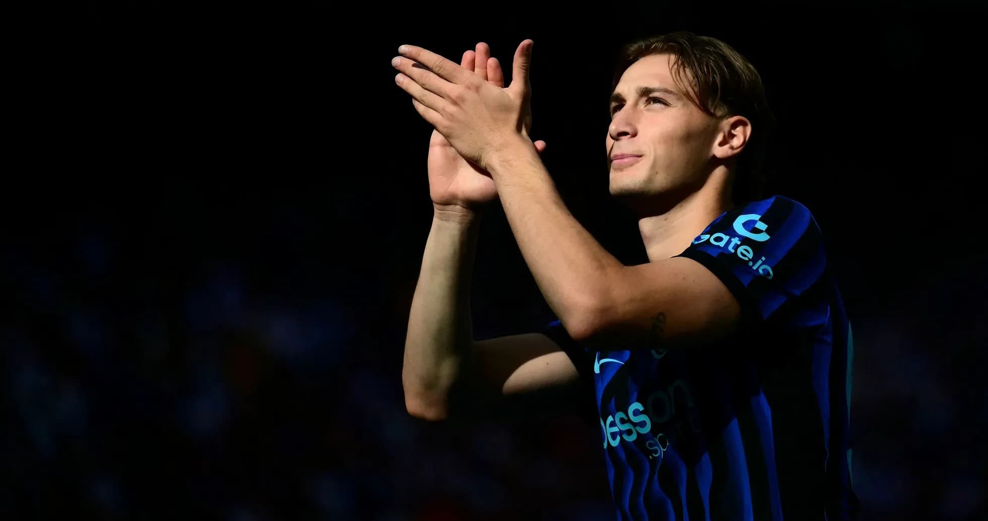 Jugador aplaudiendo a la afición en el estadio
