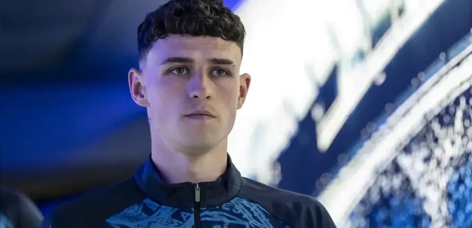 Jugador de Manchester City en túnica de calentamiento