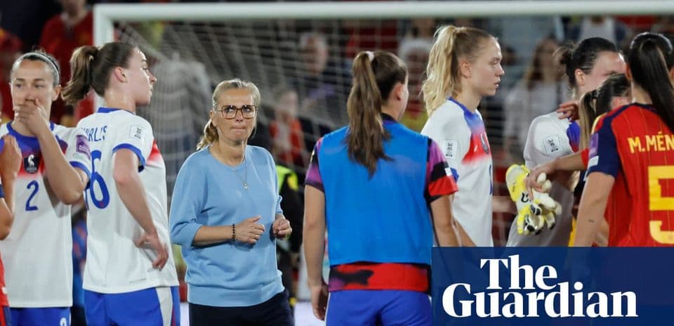 Entrenadora y jugadoras tras el partido de fútbol