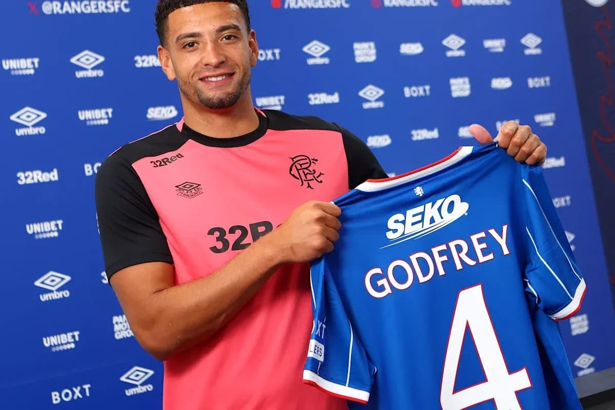 Jugador sostiene camiseta de Rangers con nombre Godfrey
