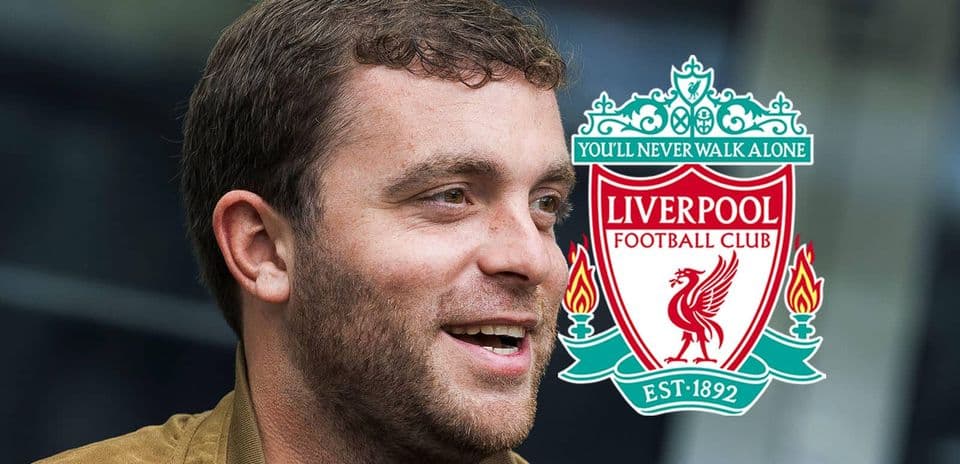 Persona sonriendo junto al logo de Liverpool FC