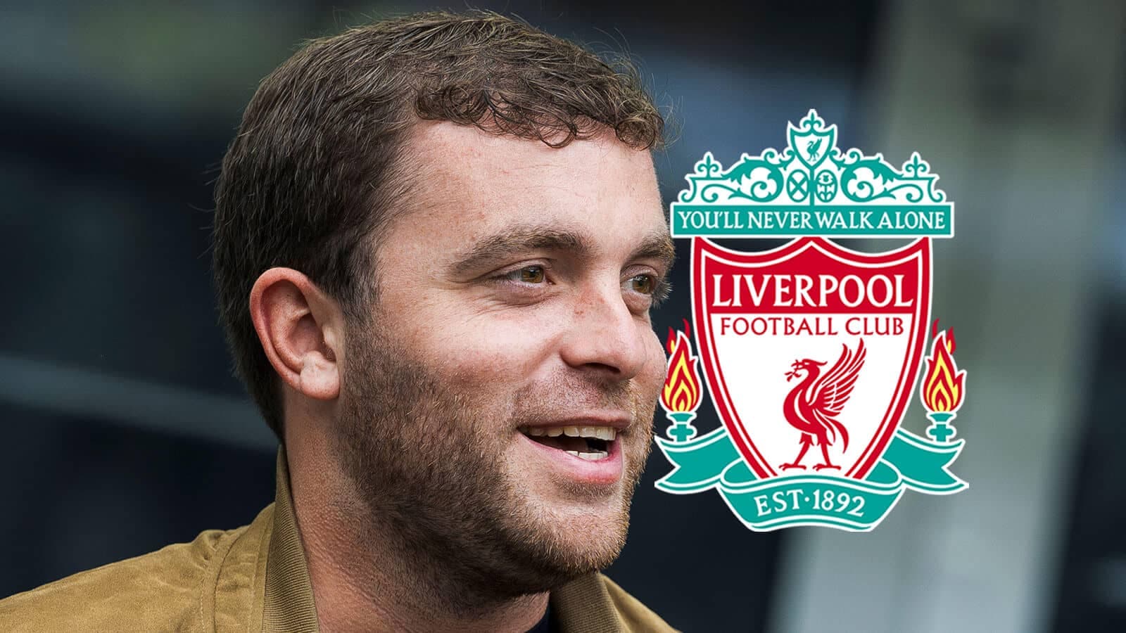 Persona sonriendo junto al logo de Liverpool FC