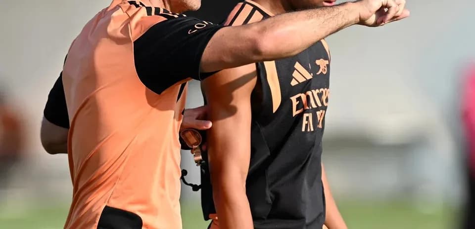 Entrenador instruyendo a jugador durante sesión de entrenamiento
