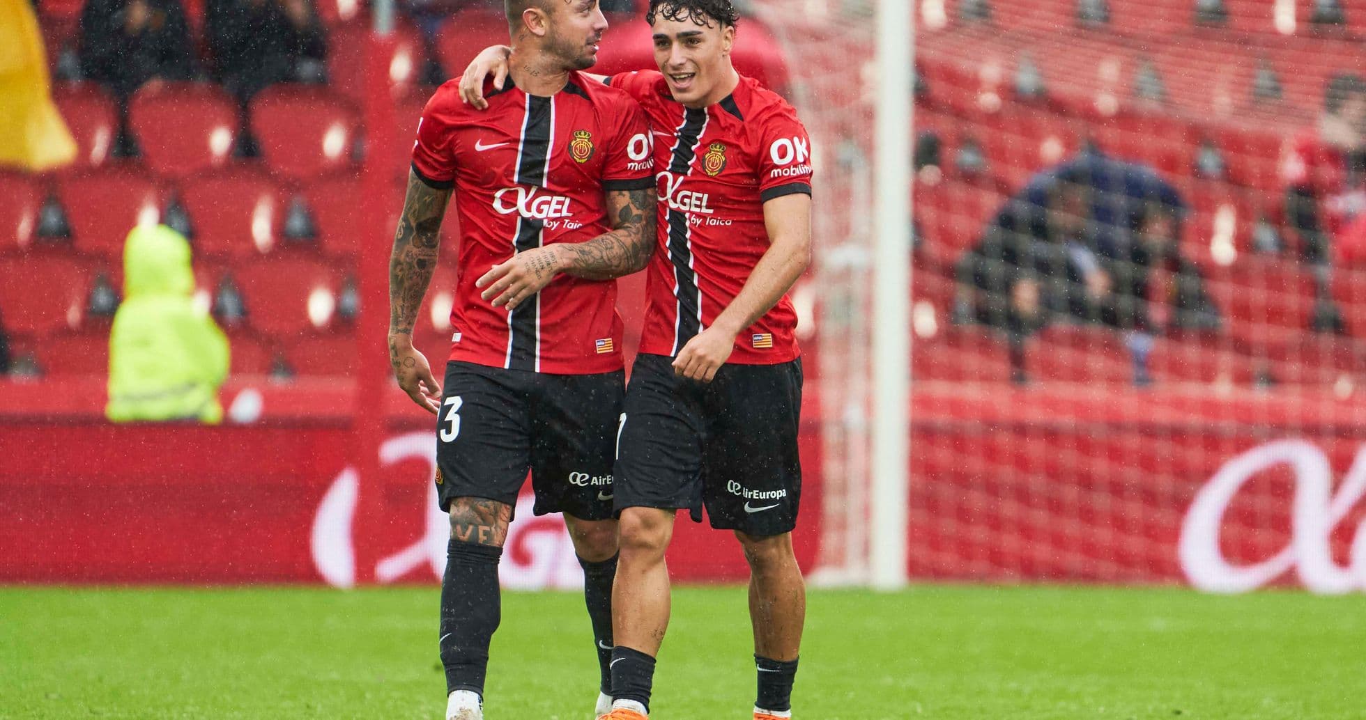 Jugadores de Mallorca celebrando en el campo