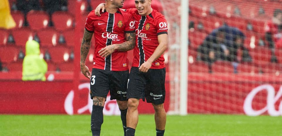 Jugadores de Mallorca celebrando en el campo