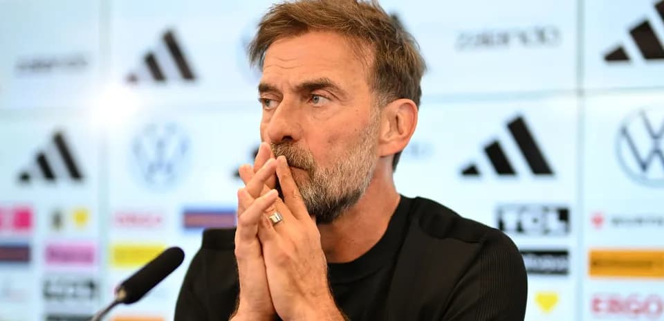 Entrenador en rueda de prensa con micrófono