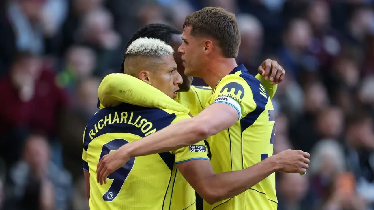 Jugadores de Tottenham celebrando un gol