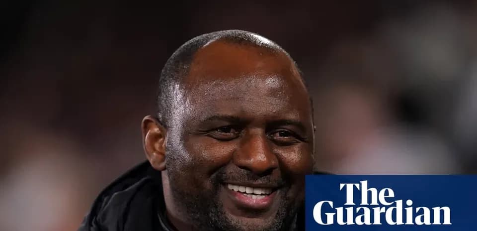 Entrenador sonriendo durante el partido
