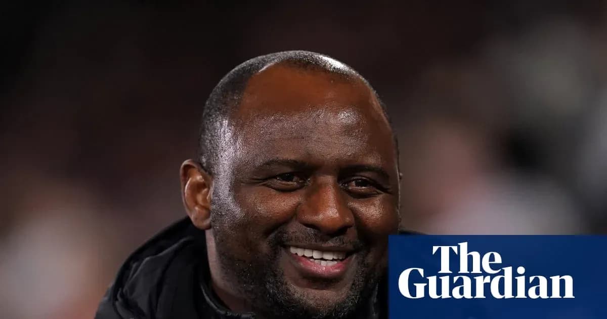 Entrenador sonriendo durante el partido