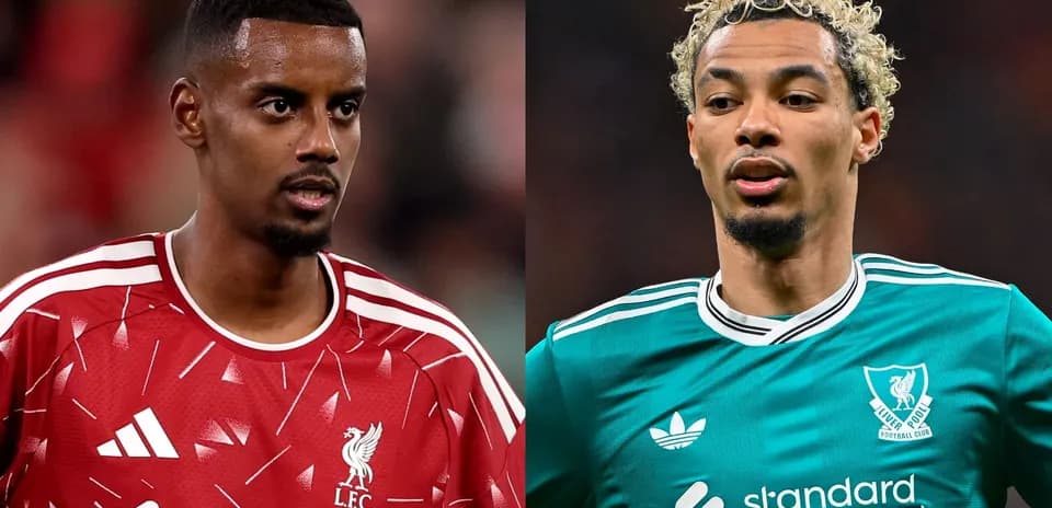 Dos jugadores de Liverpool en uniformes de entrenamiento