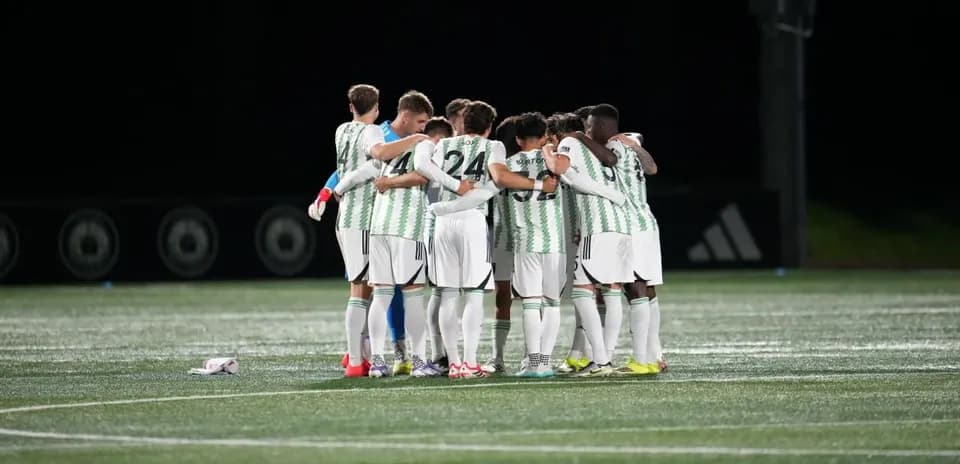 Equipo de fútbol huddle antes del partido