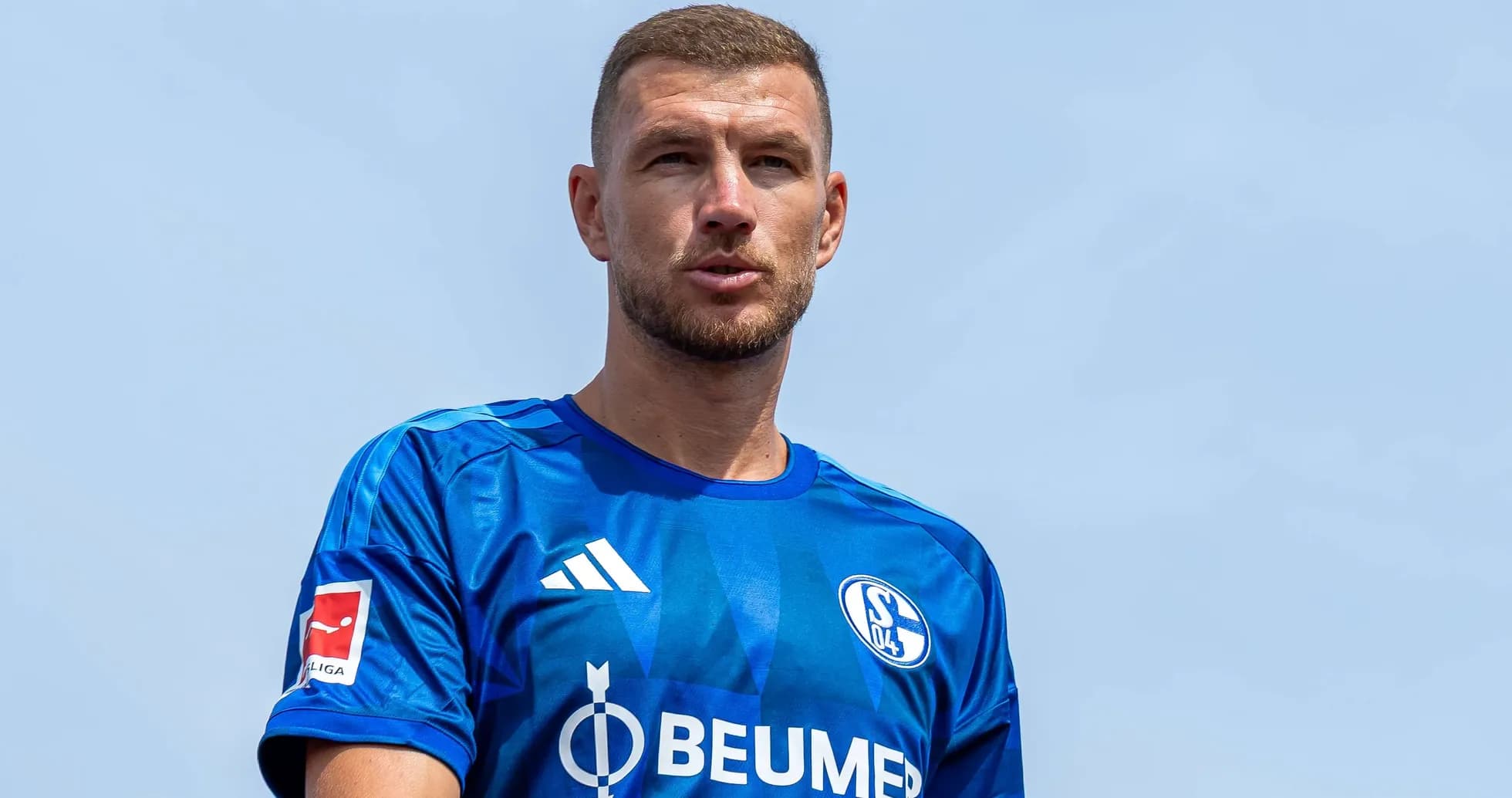 Jugador de fútbol con camiseta azul en exterior