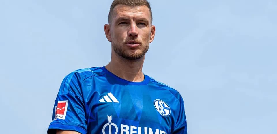Jugador de fútbol con camiseta azul en exterior