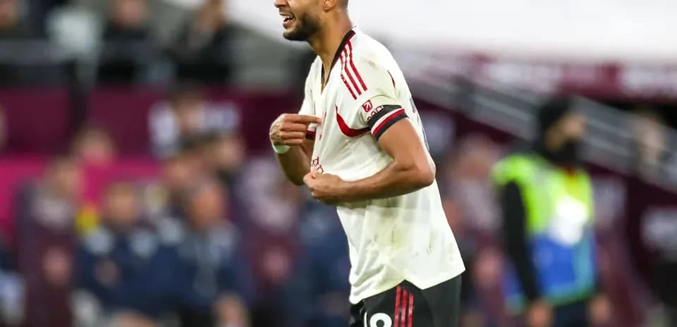 Jugador de pie con camiseta blanca en el campo