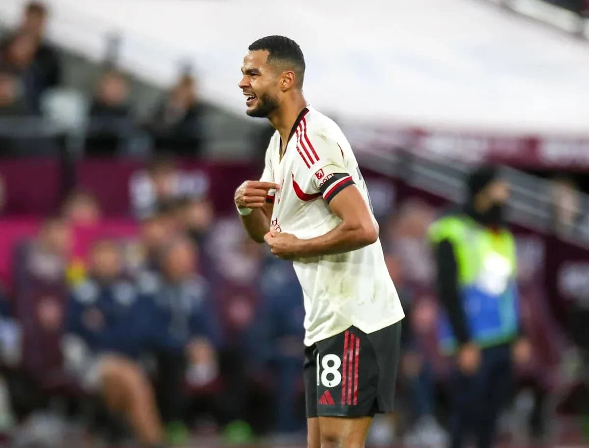 Jugador de pie con camiseta blanca en el campo