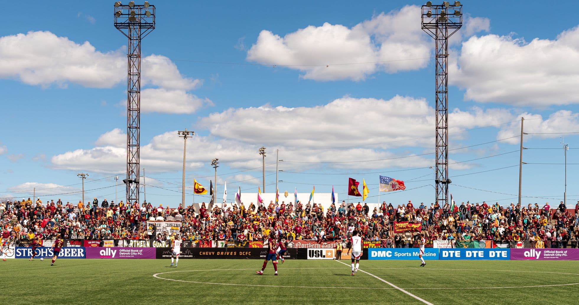 Aficionados apoyando a Detroit City en el estadio