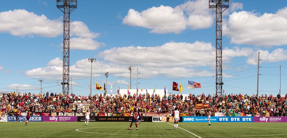Aficionados apoyando a Detroit City en el estadio