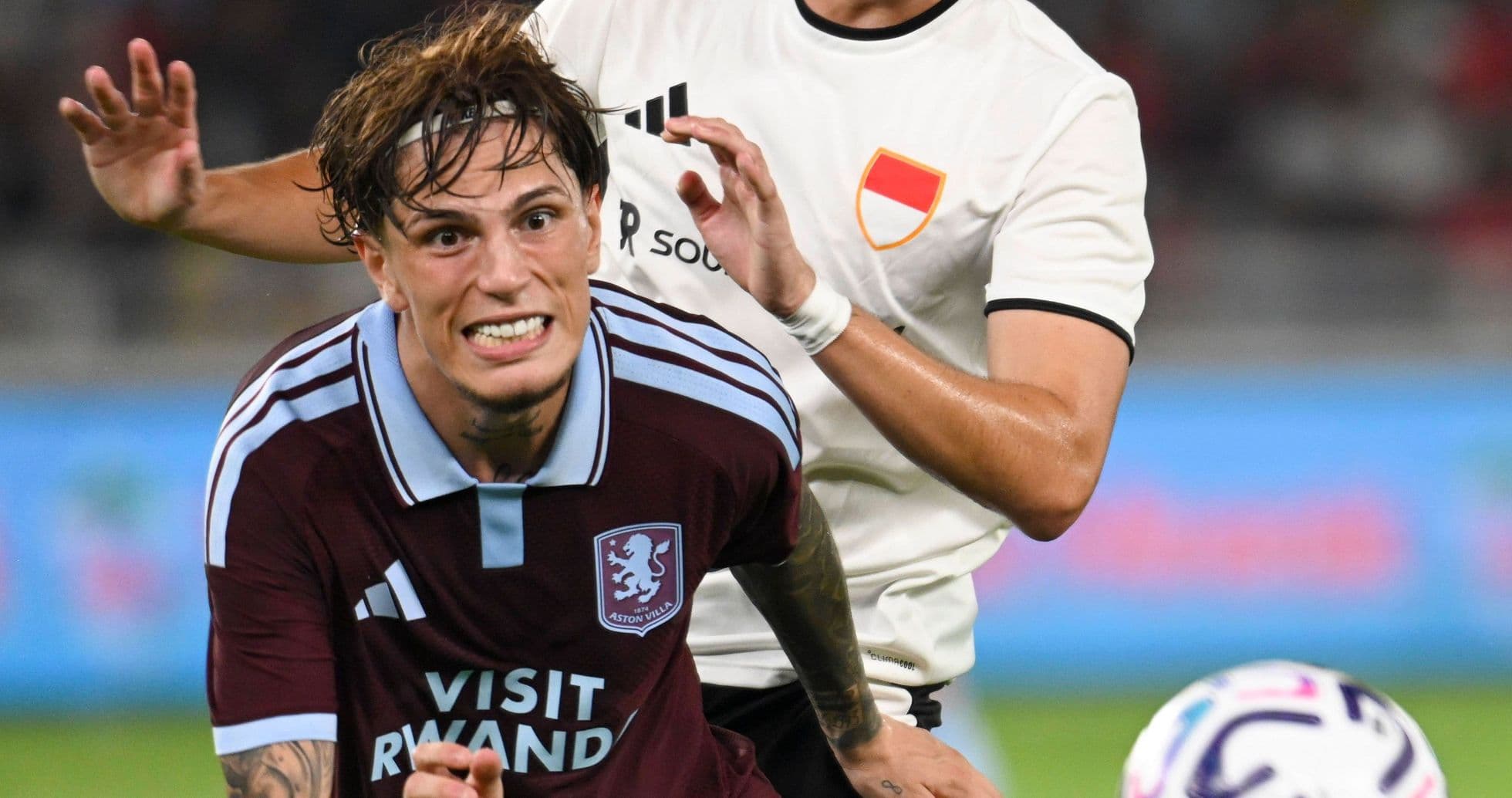 Jugador de Aston Villa luchando por el balón