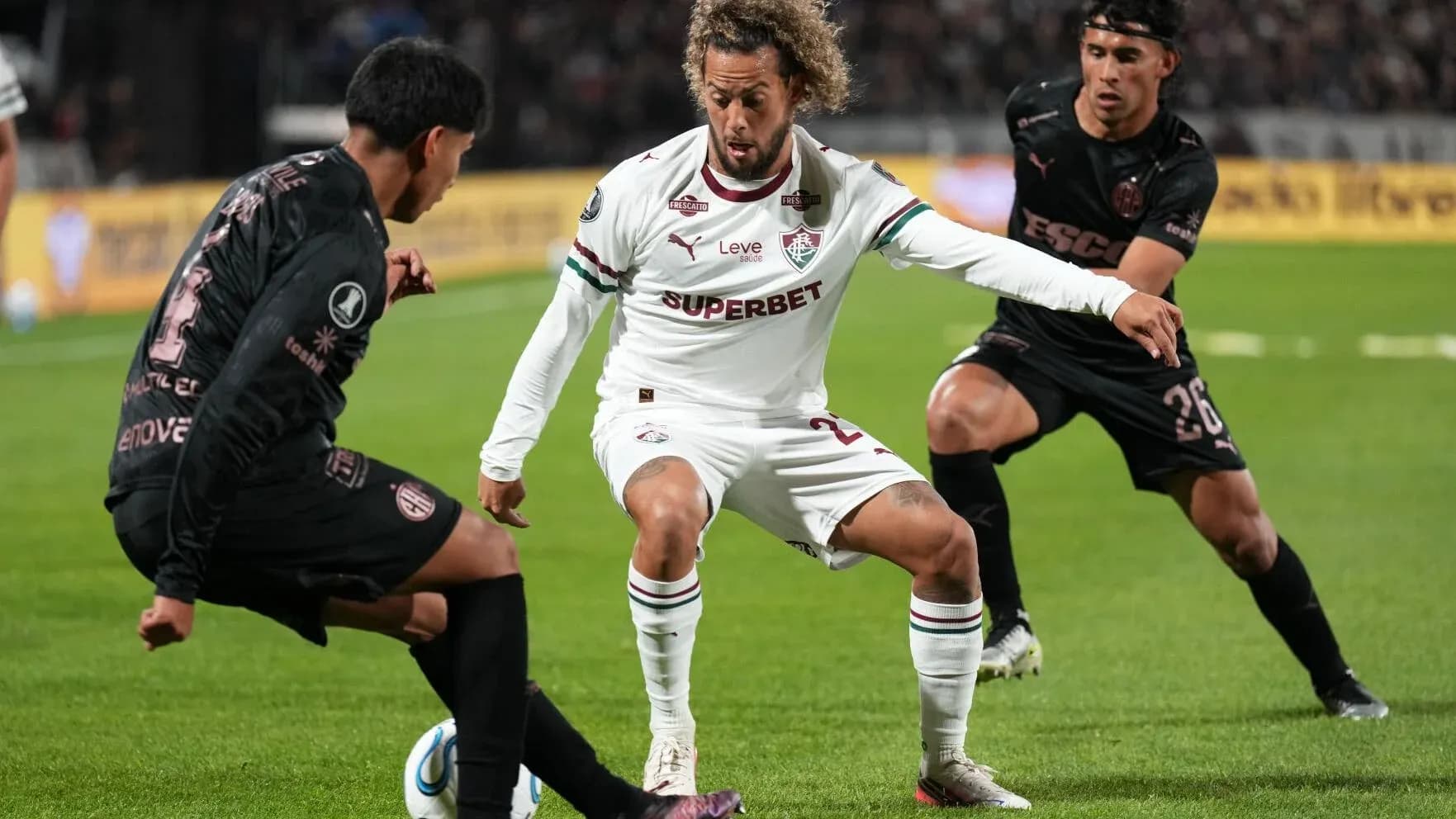 Jugadores de Platense y Fluminense en acción