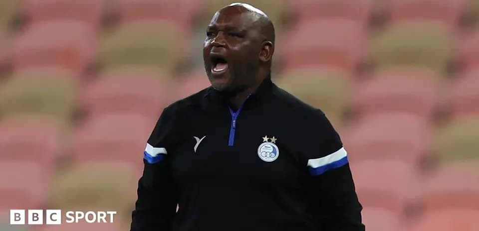 Entrenador gritando durante un partido de fútbol