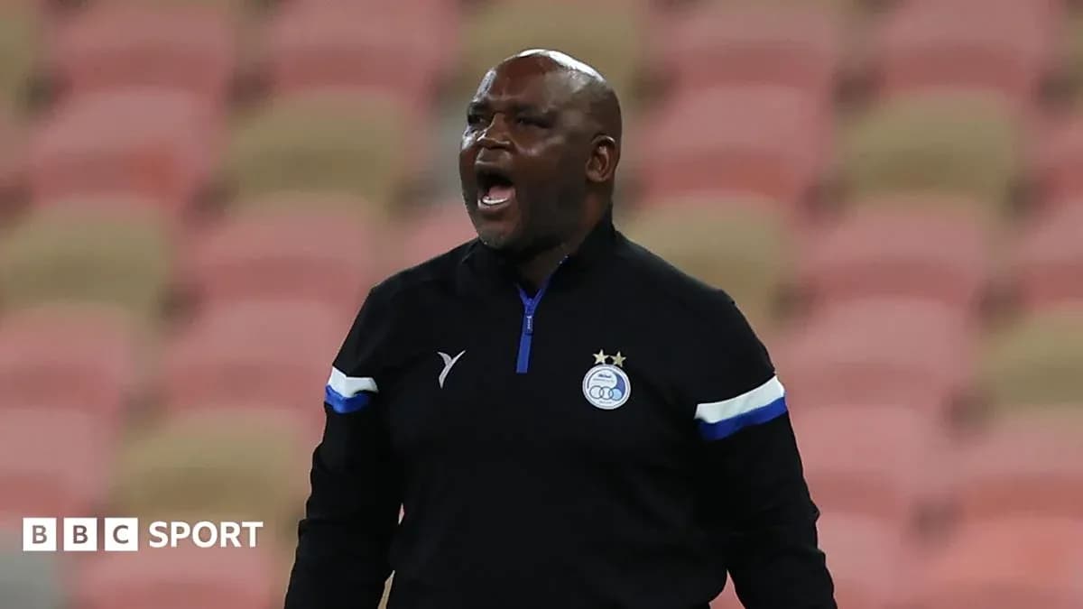 Entrenador gritando durante un partido de fútbol