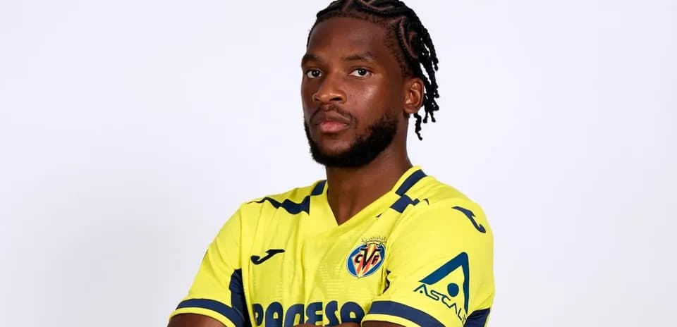 Jugador posando con camiseta amarilla de Villarreal