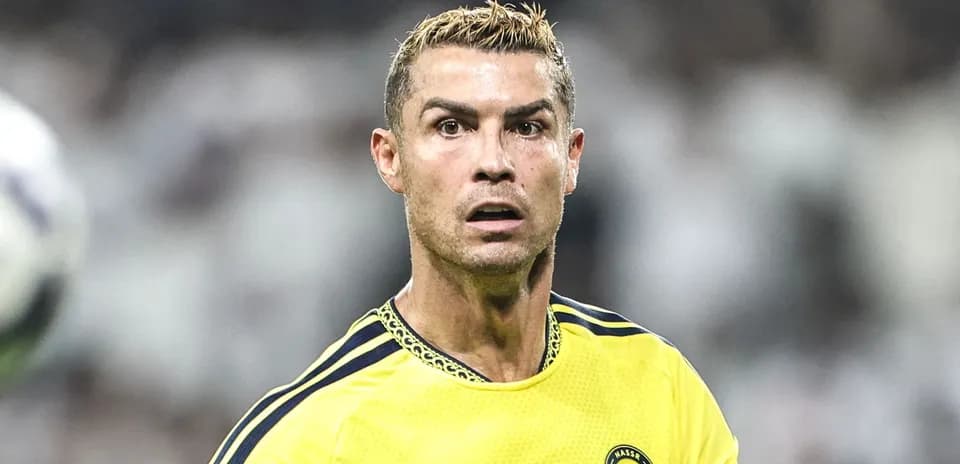 Jugador con uniforme amarillo en acción durante partido