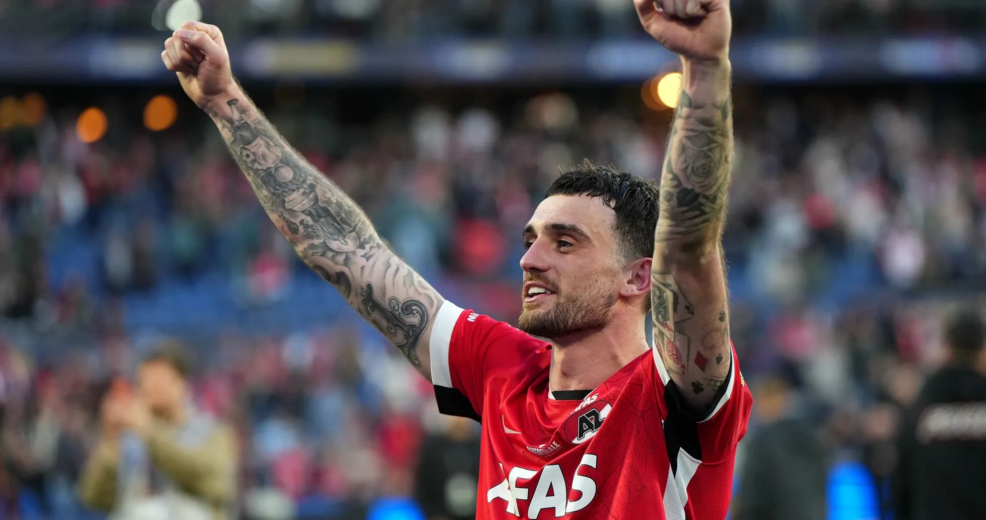 Jugador levantando los brazos en celebración tras el partido