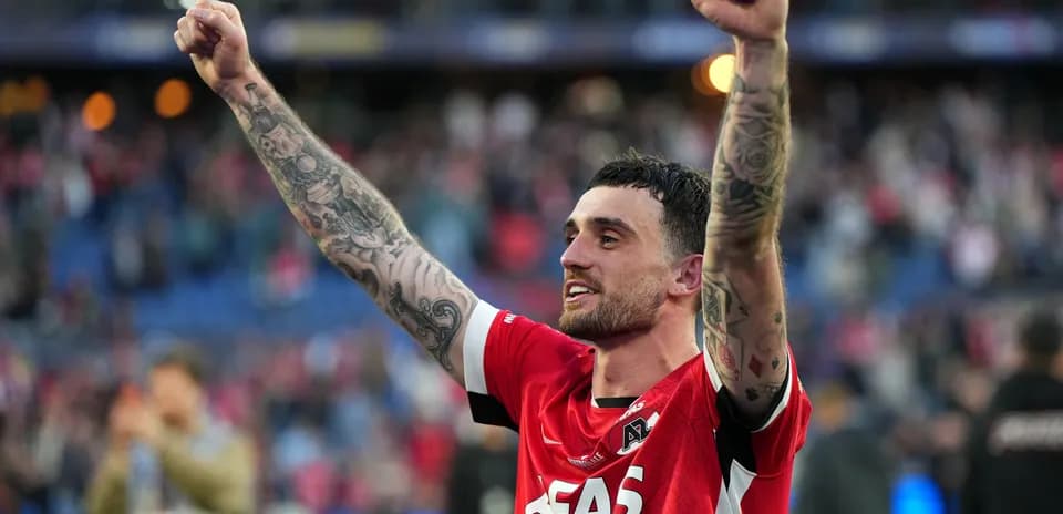 Jugador levantando los brazos en celebración tras el partido