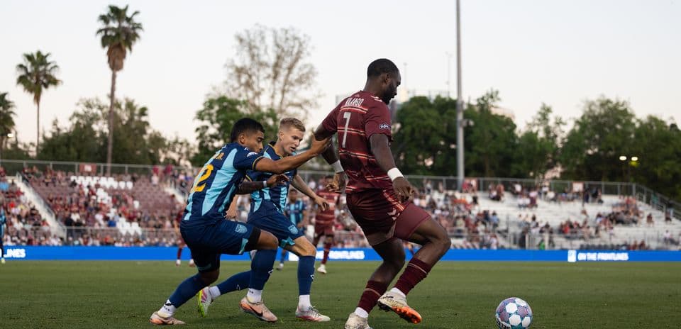 Jugadores de Sacramento Republic y Monterey Bay en acción