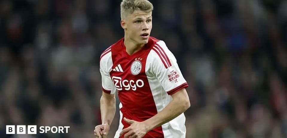 Jugador de Ajax corriendo en el campo de fútbol