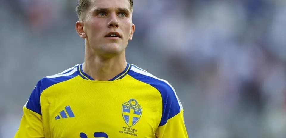 Jugador de Suecia con camiseta amarilla durante partido